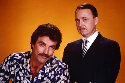 Das Foto aus dem Jahr 1986 zeigt Tom Selleck alias Thomas Magnum mit Serien-Widerpart John Hillermann (1932–2017) alias Higgins.