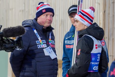Der Moment in Trondheim, als Marius Lindvik (rechts) im Beisein von Teamfunktionär Steinar Bjorkmann von seiner Disqualifikation erfährt.