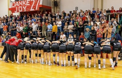 Zwickaus Handballerinnen verneigen sich vor ihren Fans. Die Zuschauer peitschten das Team am Montag immer wieder nach vorne. 