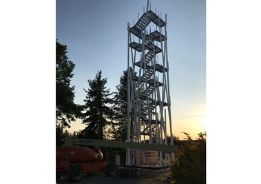 Schneller als gedacht geht es voran für den neuen Aussichtsturm in Remtengrün bei Adorf: Das Grundgerüst steht schon. 