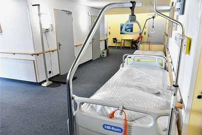 Betten im Gang der Neurologie am Krankenhaus Freiberg: Eine Serviceassistentin entlastet Pflegekräfte. 