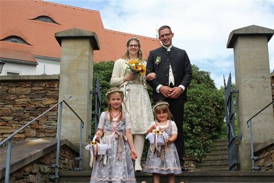 Nach der Trauung in Großschirma: Den ganzen Tag haben sie die Blumenkinder Fabienne Simon (links) und Lina Wirth (rechts) begleitet.