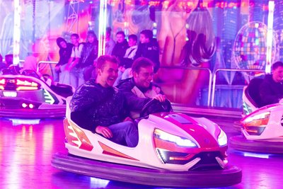 Autoscooter ist auf der Kät Pflicht – hier Maurice Scheidhauer und Max Otto.