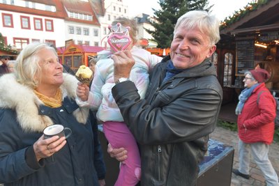 Gabi und Matthias Winkler aus Chemnitz mit Enkelin Paula genießen ihren freien Tag in Freiberg.