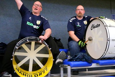 Michael „Manolo“ Schnurre (links) wurde geehrt, Bruder Torsten (rechts) hatte das Ganze eingefädelt.