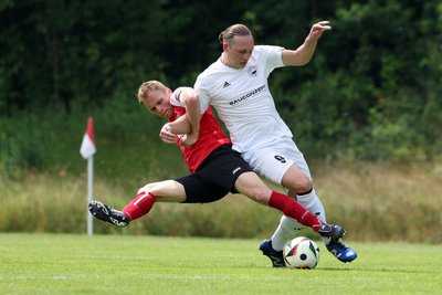 Das Foto zeigt den Oberlungwitzer Kapitän Nils Leuschner (links) im Duell mit Lichtensteins doppeltem Torschützen Max Gehrmann (rechts).