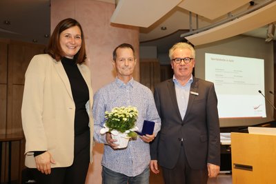 Leichtathlet Dirk Naumann vom SV Vorwärts Zwickau (Mitte) erhielt von OB Constance Arndt (BfZ/links) die goldene Sportplakette der Stadt. Rechts: Rudolf Fischer vom Vorstand der Sparkasse Zwickau.