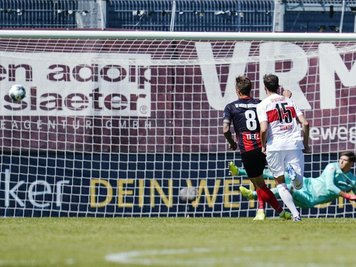  
          Durch die Entscheidung des Schiedsrichters auf Elfmeter verlor der VfB Stuttgart bei SV Wehen Wiesbaden mit 1:2.