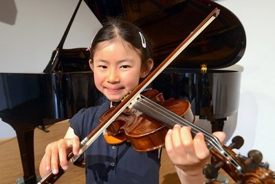 Hao Rebecca Li übt vier leichte Stücke von Edward Elgar für das Benefizkonzert zugunsten der Ukraine diesen Sonntag in Rothenkirchen ein. Auf dem Sonntagskonzert am 26. Juni in Rodewisch spielt sie Vivaldi.