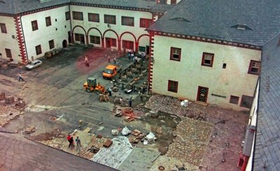 Sanierung des Innenhofes: Das Foto von 2007 zeigt Versuche mit verschiedenen Gesteinsmaterialien. 