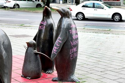 Die Pinguine erfreuen sich in der Innenstadt großer Beliebtheit. Jetzt wurden sie beschädigt. Foto: Jan Härtel