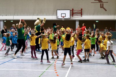 Das Kindergartensportfest der Vogtlandspiele war am Freitag in die Halle verlegt worden. Das Foto zeigt die Erwärmung mit Maskottchen „Vospi“.