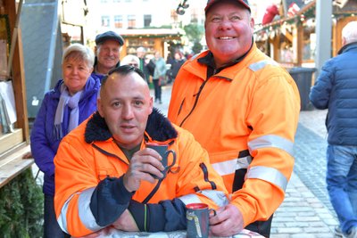 Andrè Reinhold (l.) und Thomas Müller von der Firma Becker Umweltdienste helfen, dass der Laden läuft: Ab 5 Uhr morgens sind sie auf dem Christmarkt im Einsatz. In der Mittagspause trinken sie gern einen Kaffee beim Asia-Imbiss.