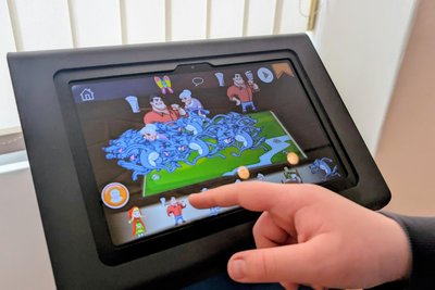 Stationäre interaktive Tablets bieten aktives spielen.