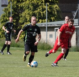 Werdaus Johannes Gemeinhardt (am Ball) öffnete dem FC Sachsen 90 mit seinem Siegtreffer in Friedrichsgrün die Tür zum Halbfinale. 