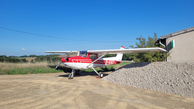 War der Pilot in Not? Am Samstag landete ein einmotoriges Flugzeug auf einem Feld in Taltitz. Der Flieger sorgte im Oelsnitzer Ortsteil für Aufsehen. Glücklicherweise ging bei der Landung alles gut. 