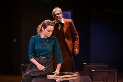 Eva Kristina Stempel als Anna Freud) und Dirk Glodde  als Sigmund Freud.