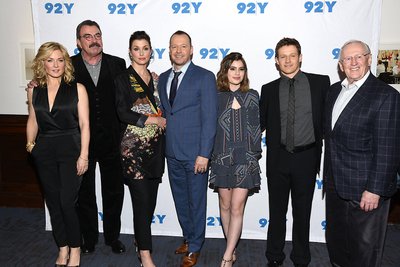 Tom Selleck mit einigen der Kolleginnen und Kollegen, die an seiner Seite in der ebenfalls sehr erfolgreichen Polizeiserie „Blue Bloods – Crime Scene New York“ spielten: (von links) Amy Carlson, Bridget Moynahan, Donnie Wahlberg, Sammi Gayle, Will Estes und Len Cariou. Die Serie wurde nach 293 Folgen Ende 2024 eingestellt.