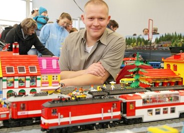 
              <p class="artikelinhalt">André Kleber und seine Legobahn, auf dem Foto bei einer Ausstellung in Langenhessen.</p>
            