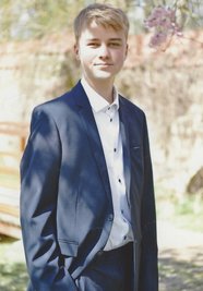 Steven Gläser am Tag seiner Jugendweihe. Die Festveranstaltung fand im Wasserschloss Klaffenbach statt. Danach gab es für ihn gleich zwei private Feiern - am Abend mit Schulfreunden und im engen Familienkreis sowie am nächsten Tag im größeren Familienrahmen. Die kleinen Aufnahmen jeweils rechts (Jens Uhlig/Archiv) entstanden im 5. Schuljahr, sie werden die Beitragsreihe bis zum Abitur begleiten.