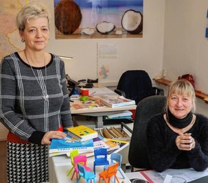 Linkes Bild: Heike Götze (li.) und Daniela Uhlig in den Räumen der kleinen Firma Reinhold in St. Egidien. Rechtes Bild: Peggy Höhne mit einem Galtonbrett: Wenn die Holzkugeln durch den Apparat rollen, bilden sie unten eine Gauß'sche Kurve. 