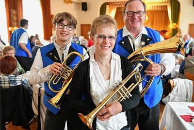 Michael Timmel (rechts) ist  Vorstand des Blasorchesters. Auch seine Schwester Katrin Sallmann und ihr Sohn Noel (links) gehören dazu.
