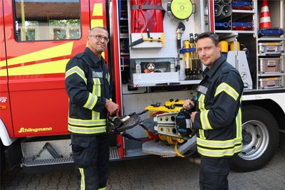 Jan Vogler (l.) und Thomas Neuber zeigen einen Teil der Ausrüstung, die beim Feuerwehrfest in Flöha präsentiert wird.