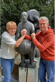 Seit 36 Jahren ein Team in allen Lebenslagen: Paralympics-Sieger Hans-Peter Durst und Ehefrau Ulrike, hier während eines Ausflugs im Westfalenpark in Dortmund.