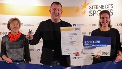 Stellvertretend für die U 13 des BSC Freiberg nahm D-Jugend-Trainer Sebastian May (M.) Urkunde und Stern entgegen.