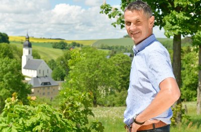 Michael Funke an seinem Lieblingsplatz in der Gemeinde - dem Aussichtspunkt oberhalb seines Heimatortes Clausnitz. 