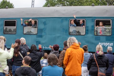 Ein Bild aus dem Sommer: Das Eisenbahntheater „Das letzte Kleinod“ tourte mit dem Stück „Über den Zaun“ zuletzt durch die Region, machte Halt in Plauen und Dresden.