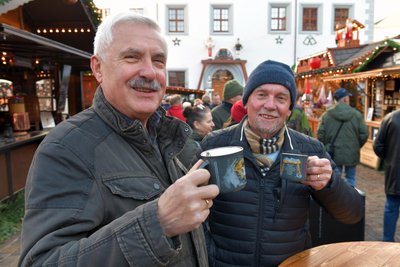 Frank Liebscher und Lothar Schindler haben an der Bergakademie Metallurgie und Werkstofftechnik studiert. Nun treffen sie sich auf einen Glühwein auf dem Christmarkt.