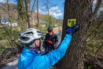 Dietrich Sonntag (r.) und Gunter Kirschen sind zwei von elf ehrenamtlichen Streckenscouts, die vor allem in der Saison dafür sorgen, dass die Wegführung der Blockline funktioniert.
