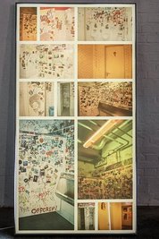 Hinter Glas und beleuchtet sind Fotos aus den Atomino-Toiletten.