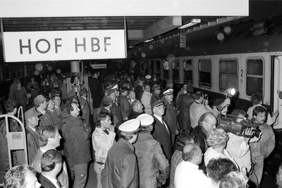 Die Bilder vom Ankommen des ersten Zugs mit Flüchtlingen aus der Prager Botschaft in Hof gingen um die Welt.