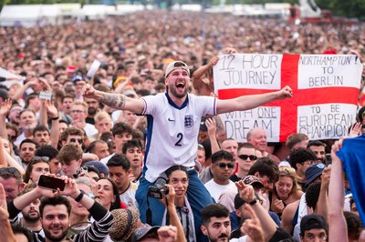 Endlich eine Trophäe? Englands Fans sind in freudiger Erwartung. (Archivbild)