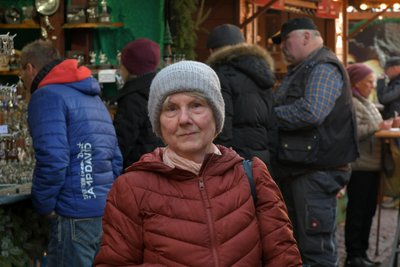 Gisela Klowat aus Freiberg bleibt ihrem geschätzten Imbiss auf dem Obermarkt die Treue - auch zum Christmarkt.