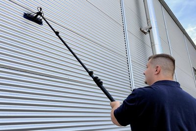 Trotz moderner Technik, die vieles erleichtert: Reinigung ist und bleibt Handarbeit.