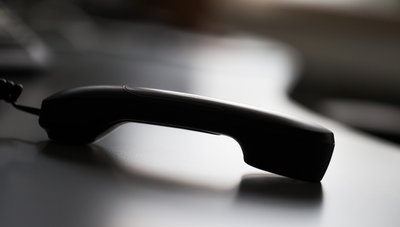 Wenn Unbekannte am Telefon vorgeben, Angehörige zu sein und Geld fordern, könnte der Enkeltrick versucht werden. 
