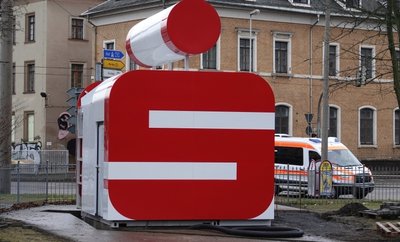 Hinter dem Logo verbirgt sich ein Geldautomat. 