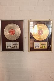Schallplatten in Platin und Gold von Kraftklub werden ausgestellt.