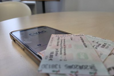 Falsches CVAG-Ticket gekauft: Eine Seniorin wählte aus Versehen einen Kinderfahrschein.