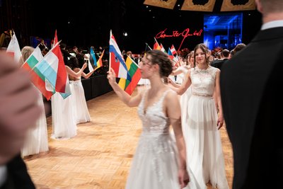 Debütanten, Opernsänger und das Ballett eröffnen die Tanzfläche beim Chemnitzer Opernball.