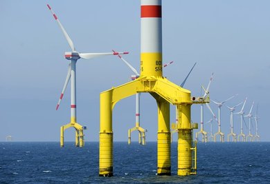 Vor allem Offshore-Windparks (im Foto Anlagen vor Helgoland) verteuern die Ökostrombilanz.