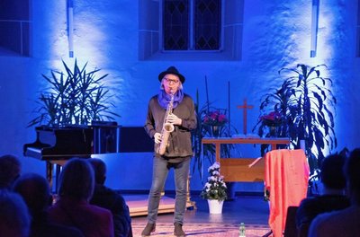 Musiker Volker "Holly" Schlott bei seinem Auftritt in der Katharinenkirche in Oelsnitz im Rahmen seiner Solo-Tournee "Warming Sounds In Cold Days". 