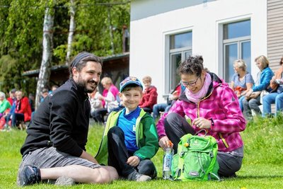 Etwa nach der Hälfte des Weges erreichten die Wanderer den Rastplatz am Sportplatz Unterlosa. Auch die Plauener Familie mit Paul (sieben Jahre), Vater Jörg und Isabelle genoss dort die Frühlingssonne.