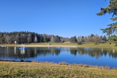Der Stausee Oberrabenstein ist ein beliebter Badestrand und Ausflugsziel.