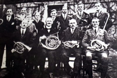 So fing alles an: Eine etwas unscharfe Aufnahme zeigt die Gründungsgruppe des Posaunenchores Großschirma 1925.
