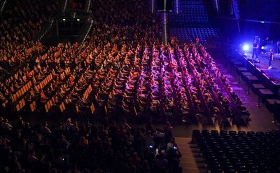 Probanden eines Großversuchs der Universitätsmedizin Halle/Saale verfolgen in der Arena Leipzig ein Konzert des Popsängers Tim Bendzko.