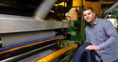 Gehört in Sachsen zu den Top-Lehrlingen dieses Jahres: Arblind Rifati an einer Flamm-Kaschiermaschine bei C. H. Müller in Netzschkau. 